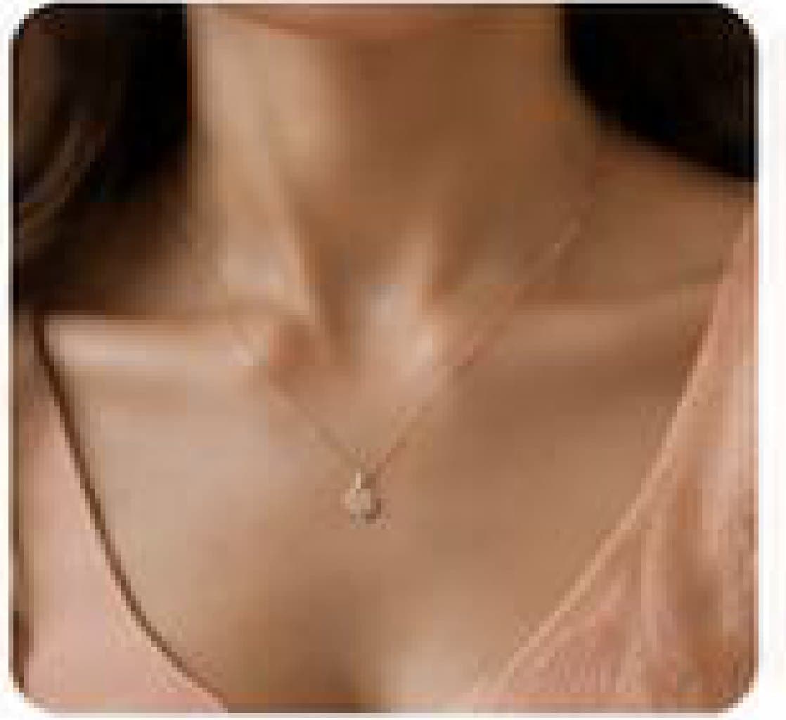A fine chain with a solitaire pendant